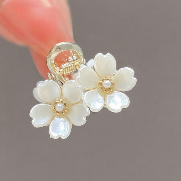 White Floral Clutcher